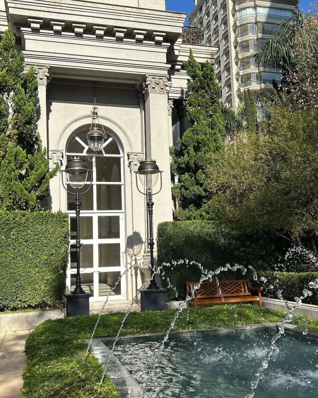 Execução de jardim com desenho clássico e vegetação planejada